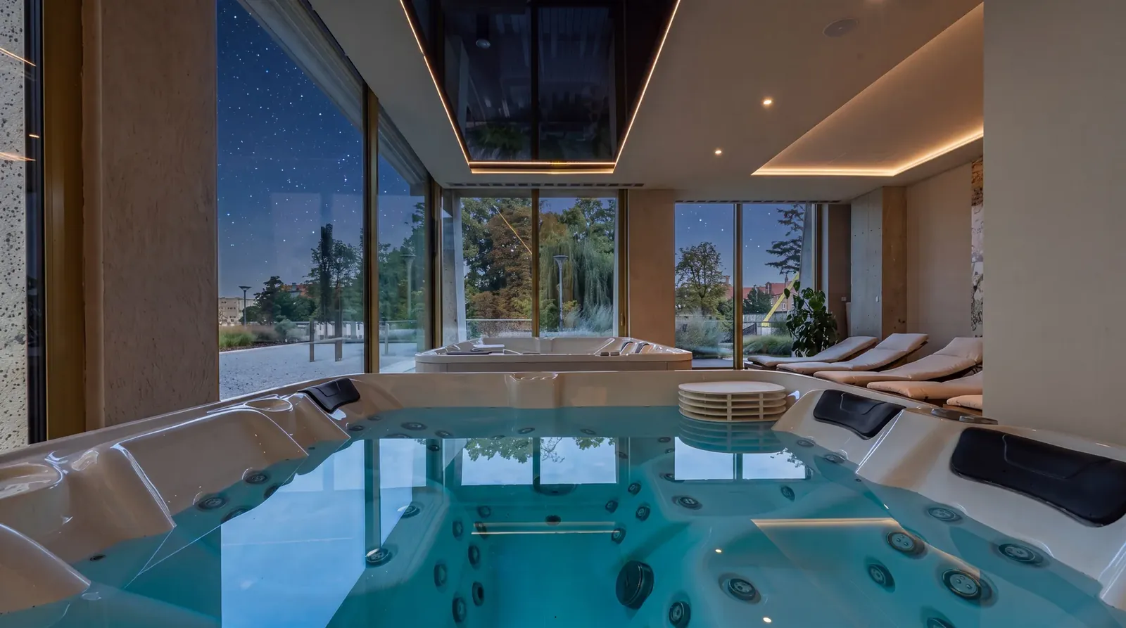 Jacuzzi w strefie wellness wieczorem